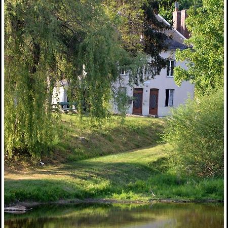 Gîte AU BORD DE L'EAU jusqu'à 8 personnes Chambon-sur-Voueize Extérieur photo