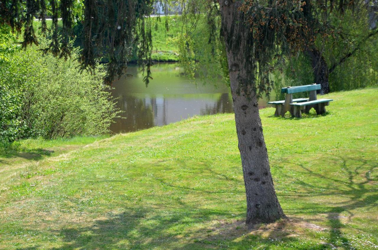 Gîte AU BORD DE L'EAU jusqu'à 8 personnes Chambon-sur-Voueize Extérieur photo