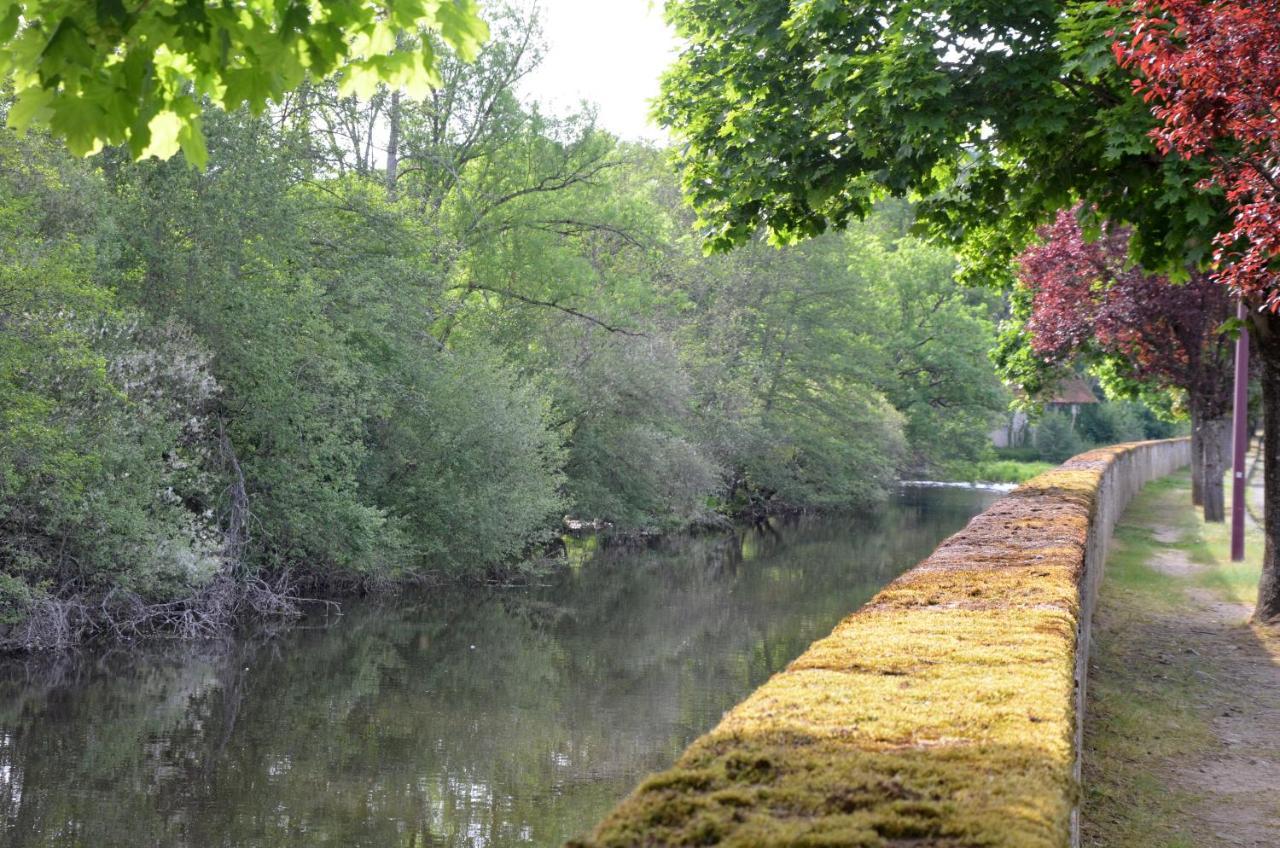 Gîte AU BORD DE L'EAU jusqu'à 8 personnes Chambon-sur-Voueize Extérieur photo