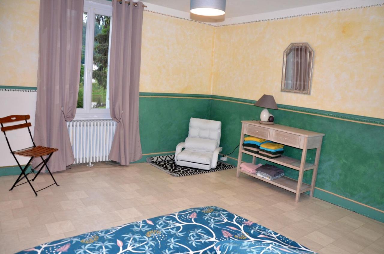 Gîte AU BORD DE L'EAU jusqu'à 8 personnes Chambon-sur-Voueize Extérieur photo