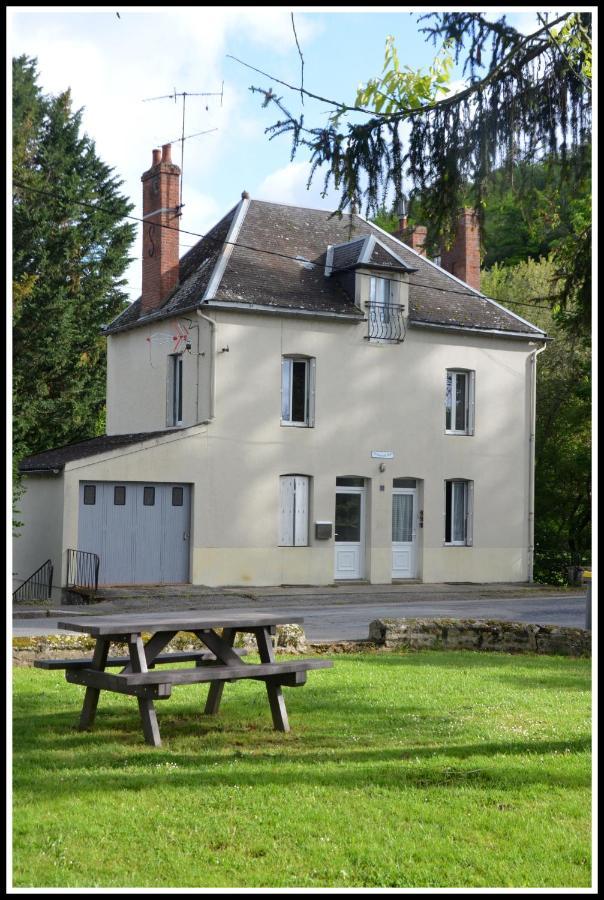Gîte AU BORD DE L'EAU jusqu'à 8 personnes Chambon-sur-Voueize Extérieur photo